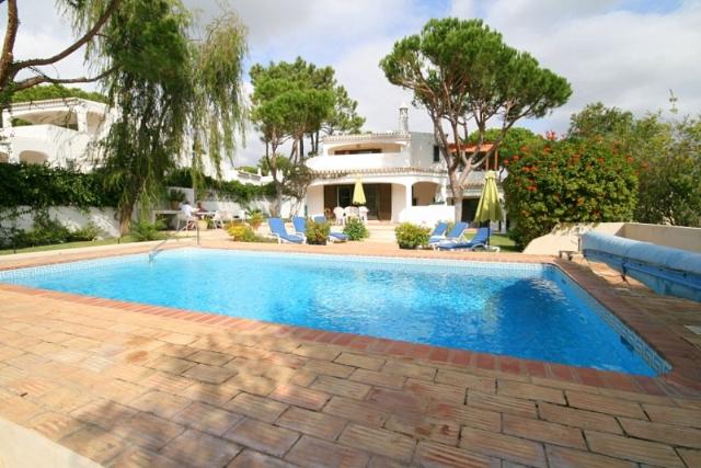 Lovely 4 bedroom villa in Vale Do Garrao Close to Beach