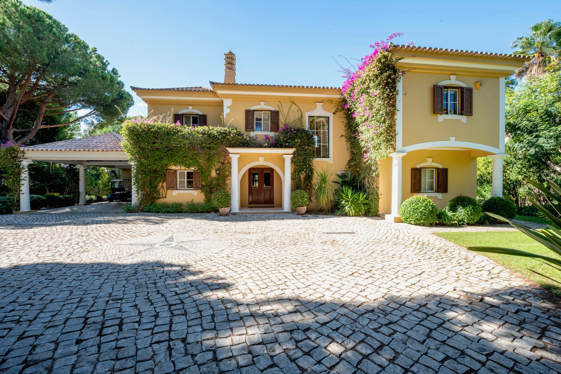 Four bedroom Pinheiros Altos villa