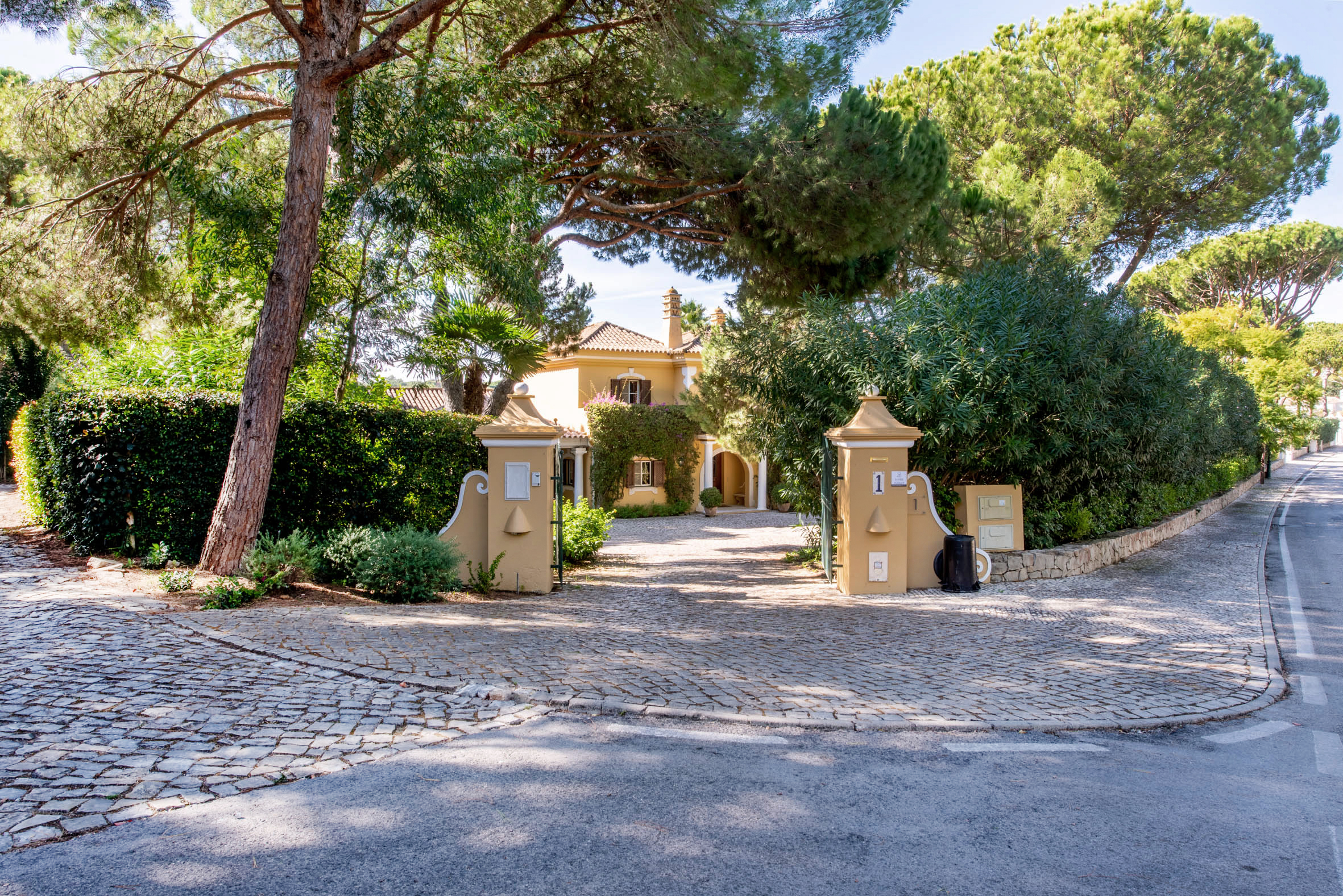 Four bedroom Pinheiros Altos villa